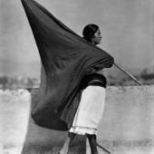 Tina Modotti Frau mit Flagge, um 1928
© Galerie Bilderwelt, Berlin