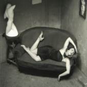02 – Los 21 ANDRÉ KERTÉSZ (1894–1985) ‘Satiric Dancer’, Paris 1926 Silbergelatine-Abzug, geprintet ca. 1970 24,8 x 19,7 cm Rücks. vom Fotografen signiert, beschriftet und datiert € 6.000 / € 10.000-12.000