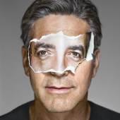George Clooney mit Maske, Brooklyn, 2008, aus der Serie »Portraits« © Martin Schoeller