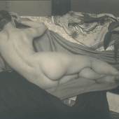 Anton Josef Trcka, Liegender Rückenakt, Wien 1926, Vintage silver print, 12,2 x 17,1 cm, gestempelt, rückseitig beschrieben  Foto: Galerie Johannes Faber