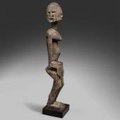 Lot 105 Dogon-Figur Holz, 71 cm Prov.: Ex-Slg. G. Oudhoorn, Den Haag; Bodes & Bode, Den Haag Schätzpreis: € 30.000 – 50.000,-