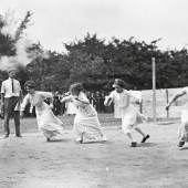 Frauen in langen Röcken bei einem Rennen während eines Picknicks der Angestellten der Packard Motor Car Company, 1911, USA. © Bettmann/CORBIS. Die Verwendungsrechte dieses Bildes liegen bei Corbis. Sie können es unter der Bildnummer BE061572 beziehen. 