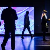 Eine Besucherin spielt das VR-Spiel Lost Horizons von Debbie Ding im Rahmen des C/O Digital Festivals