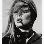 3 – Los 234 TERRY O'NEILL (* 1938) Brigitte Bardot, Spanien 1971 Silbergelatineabzug, späterer Abzug 42,5 x 28,4 cm Vorne im Rand vom Fotografen signiert, beschriftet und nummeriert, Editionsnr. 34/50 € 6.000 / € 10.000 – 12.000
