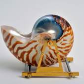 Brosche „Carrying device for a Nautilus shell“, 2015. Nautilus-Schale, Stahl, vergoldetes Messing. 10,5 x 14,0 x 9.8 cm. Nationalmuseum Oslo. 2016. Bayerischer Staatspreis für hervorragende gestalterische und technische Leistungen im Handwerk