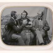 Unbekannter englischer Fotograf: Drei Freunde bei Pfeife und einem Krug Bier, um 1860, Ambrotypie, Private Sammlung © Collection H. G.