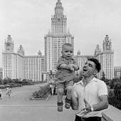 Georgian shows his son in front of the university, Moscow 1959 © William Klein