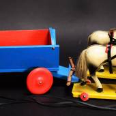 Spielzeugwagen, zwei Pferde auf Rädern vorgespanntSpielzeugwagen, zwei Pferde auf Rädern vorgespannt
