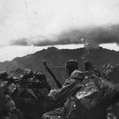 BU: Krieg im Hochgebirge. Deutscher Soldat auf Beobachtungsposten © Bayerisches Armeemuseum  