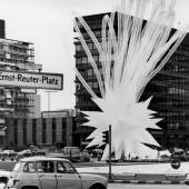Otto Piene: Berlin Superstar, 1984. für die Eröffnung der Ausstellung "Die Zukunft der Metropolen: Pa Ernst-Reuter-Platz, Berlin, 1984. Foto: Otto Piene Archiv / ZERO foundation