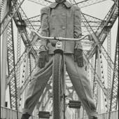 Das Modell Beth Wilson an der Rip Van Winkle Bridge über dem Hudson, New York, 1946 