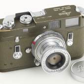 08 – Los 208 Leica M4 olive Jahr: 1970 Seriennummer: 1266110 € 40.000 / € 70.000-90.000