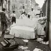 9 – Los 146 DAVID SEYMOUR (1911–1956) Nach den Bombardements von Port Saïd, Ägypten 1956 Silbergelatineabzug, geprintet in den 1960er-Jahren 29,7 x 19,8 cm Rücks. Agenturstempel des Fotografen € 1.800 / € 3.000 – 4.000
