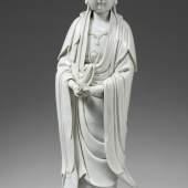 Nr. 405 295 Blanc de Chine-Figur einer Guanyin China, Dehua. 19. Jh. H 57 cm Provenienz: Alter Privatbesitz, Österreich Schätzpreis: € 10.000 – 15.000