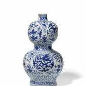 Lot 761 Nr. 374 912 Seltene blauweiße Doppelkürbisvase (huluping) Sechszeichenmarke Jiajing und aus der Zeit China, Jiajing-Periode (1522 – 1566) Porzellan, H 48 cm Ergebnis: € 74.400,-  