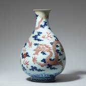 Lot 139 Drachenvase mit unterglasurblauem und kupferrotem Dekor. China, Qing-Zeit (1644 – 1911) Taxe: € 30/50.000 Ergebnis 300.000