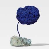 Schaffen Yves Kleins gelten; sie ist mit 400/600.000 Euro bewertet (Lot 11). Yves Klein Sculpture éponge bleue sans titre (SE 328). Ca. 1959 Pigment und Kunstharz auf Naturschwamm mit Metallstab und Steinfuß, 50,5 x 36 x 8 cm Schätzpreis: € 400.000 – 600.000