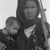 Christine Spengler Nouenna, eine Kämpferin der Volksfront Polisario; Westsahara, 1976 Silbergelatineabzug 50 x 60 cm © Christine Spengler, Paris