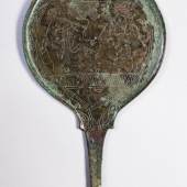 Etruskischer Bronze-Griffspiegel. Spiegelseite mit Perlrand. Griff in Tierkopf endend. Rückseitig Gravur mit Tänzer in Bocks- oder Kalbsmaske