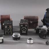 Los-Nr. 284 Konvolut Fotoapparate und Zubehör 1 Pentax ME Super mit Okina 28-70 mm Objektiv, 1:3.5-4.5. 1 Fotobox Erkania. 1 Agfa Fotobox. 1 Fotoapparat ...  Ausruf: 30,00 €
