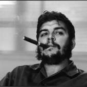 Los 107 RENÉ BURRI (1933 - 2014) ‘Che Guevara y su tabaco’, Kuba 1963 Silbergelatine-Abzug, 1980er-Jahre, signiert € 4.000 / € 6.000 – 7.000