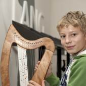 Kinderwelt "Auberlins Schrein" Severein versucht die Melodie eines mittelalterlichen Liedes nachzuspielen. Salzburg Museum, Peter Laub