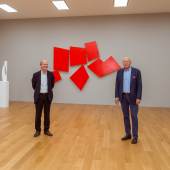 Uwe Wieczorek, Kurator der Hilti Art Foundation, und Michael Hilti, Präsident der Hilti Art Foundation, vor Gottfried Honeggers «Pliage», 2002–2004 und Imi Knoebels «Kadmiumrot», 1975/2018, Foto: Sandra Maier