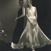 10 EDWARD STEICHEN Marion Morehouse und ein unbekanntes Model in Kleidern von Vionnet, 1930 Courtesy Condé Nast Archive © 1930 Condé Nast Publications