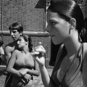 Pebbles mit Enzo und Tina am Carmine Street Pool, Little Italy, New York, 1978  © Susan Meiselas . Magnum Photos