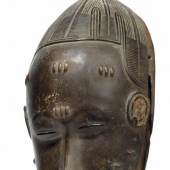 Guro Elfenbeinküste, Maske, Holz, braun und weiß mit Schmucknarben, € 6.000 - 8.000