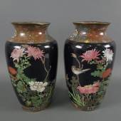   Los-Nr. 13  Paar Cloisonné-Vasen-Tischlampe, Japan 19. Jahrhundert  Schwarzgrundige Balusterförmige Form, Emaille-Cloisonné, jeweils mit Vogel- und Floraldekor, Höhe ...  Ausruf: 300,00 €
