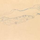 Gustav Klimt (1862 - 1918) Wasserschlange, auf dem Bauch liegender Akt, blauer Farbstift/Papier, Schätzwert € 45.000 - 60.000, Auktion 23. Mai 2012