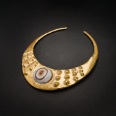 Losnummer 724 ein faszinierendes Goldhalsband aus dem 2. Jahrtausend vor Christus für 90.000 € aufgeru- fen – und das reichte nicht. Für 131.250 € 