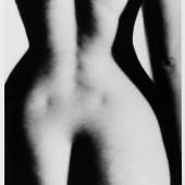 12 – Los 172 BILL BRANDT (1904–1983) ‘Nude, Rear View’, 1954 Silbergelatineabzug, geprintet in den 1970er-Jahren, montiert auf Originalkarton 34,1 x 29 cm Im Rand unten mit Filzstift signiert € 8.000 / € 10.000 – 12.000