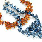 Dior-Colliers, orange 1958, Rufpreis € 1.000, blau, 1966, Rufpreis € 900 Fotonachweis: Dorotheum