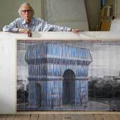  Christo in his studio with a preparatory drawing for "L'Arc de Triomphe, Wrapped" New York City, September 20, 2019 (c) Wolfgang Volz 2019 Christo and Jeanne-Claude Foundation 