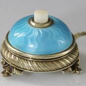 Katalog-Nr. 839 Fabergé Tischglocke um 1900 - 875er (84) Silber vergoldet mit türkisblauer, wellenförmig guillochierter Transluzidemail   • Kategorie: Silber   • Limit: 9.500,00 EUR