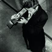 Los 134 ROY SCHATT (1909–2002) James Dean mit seiner Rolleiflex-Kamera, New York 1954 Silbergelatine-Abzug, 1990er-Jahre, gestempelt € 1.800 / € 3.000 – 3.500