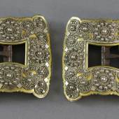 Katalog-Nr. 1122 - 1 Paar Altländer Schuhschnallen - lötiges Silber, vergoldete Platte mit Silberfiligranauflage, 18./19. Jahrhundert. Limit: 200,00 EUR