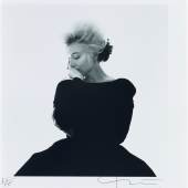 138-048089/0001 Foto anbei  Bert Stern * (Brooklyn 1929 geb.) Marilyn Monroe im schwarzen Abendkleid, aus: "The Last Sitting" für Vogue, Gelatinesilber, matt, Abzug 2000, mit Bleistift signiert, nummeriert 65/15 (fälschlich, sollte 150 sein), auf der Rückseite Fotografencopyrightstempel, 20,3 x 20,3 (29 x 25,2) cm, in grauer Leinenmappe, Edition Schirmer/Mosel, (EK)     900 – 1.100