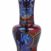 Seltene Vase mit chinesischen Drachen, Fa. Zsolnay, Pécs um 1900, Porzellan-Fayence mit farbiger Eosinglasur, Höhe 43 cm Schätzwert € 10.000 – 15.000