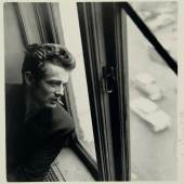 13 – Los 127 ROY SCHATT (1909–2002) ‘James Dean looking out the window’, New York 1954 Silbergelatine-Abzug, geprintet in den 1970er Jahren 20 x 19 cm Im Rand vom Fotografen signiert, rücks. Fotografenstempel € 1.800 / € 2.500-3000