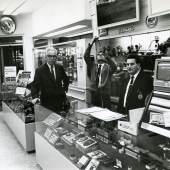 Bernward Thorsch im Geschäft „Studio City Camera Exchange“, Los Angeles, ca. 1995
