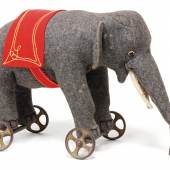 STEIFF Elefant, 28 cm, Filz, Gussräder, ca. 1910, mit Knopf, Reste der weißen Fahne, Filz-Decke, schöner Orig.-Zust. Limit: 280 EUR