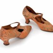 184  Schuhe, 1920er Jahre  roséfarbene Seide  Größe ca. 37  Rufpreis € 180 