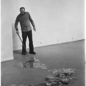 Barry Le Va beim Aufbau von «Bullit Piece», 1970 Galerie Rolf Ricke, Lindenstraße 22, Köln Foto: Unbekannt 