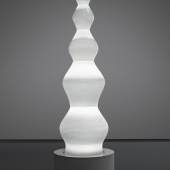 Otto Piene (1928 - 2014) Weißer Lichtgeist, 1966/2002, Kristallglas, Glühbirne, Metallsockel, Timer, Höhe 220 cm  Schätzwert € 230.000 - 280.000  Auktion 1. Juni 2016 