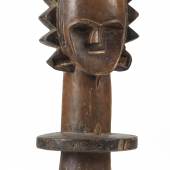 Kat. Nr. 88 Ambete (auch Mbete genannt), Gabun, DR Kongo: Ein seltener "Deckel-Kopf" eines großen, figuralen Reliquien-Behälters  Rufpreis € 6.500 