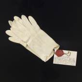 Nr. 76 Kaiser Franz Joseph I. von Österreich, Paar persönliche Handschuhe, Rehleder, anhängend gesiegelte Visitenkarte des Leibkammerdieners Eugen Ketterl 1910  erzielter Preis € 6.875 
