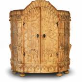 Musealer bäuerlicher Schrank, 18. Jahrhundert, weit ausladend bombierter Weichholzkorpus mit frontseitig aufwendig ausgeführtem Schnitzdekor,  erzielter Preis € 29.002 